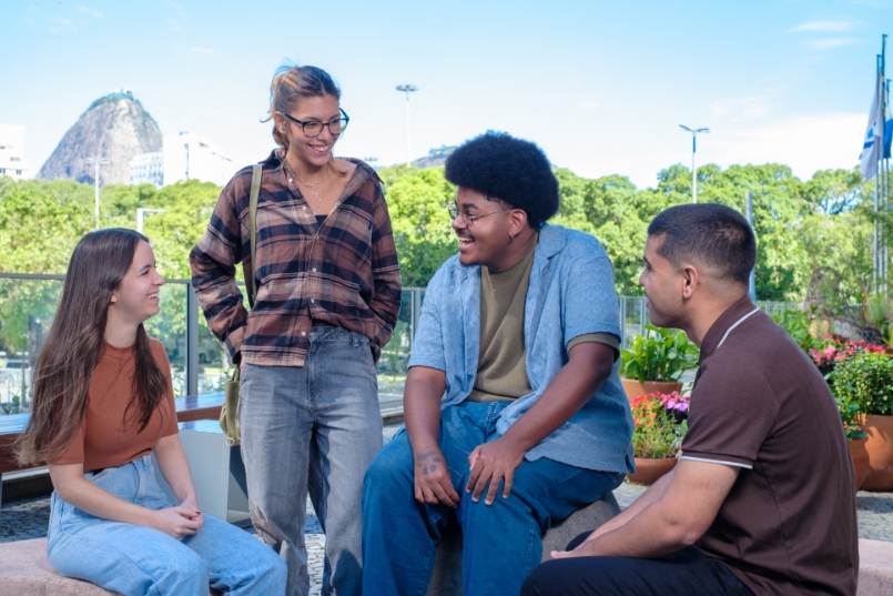 alunos conversando no pátio da fgv