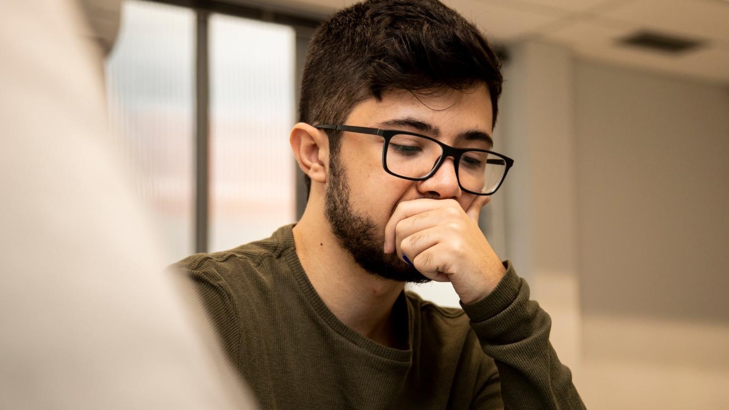 Rapaz estudando na sala de aula FGV