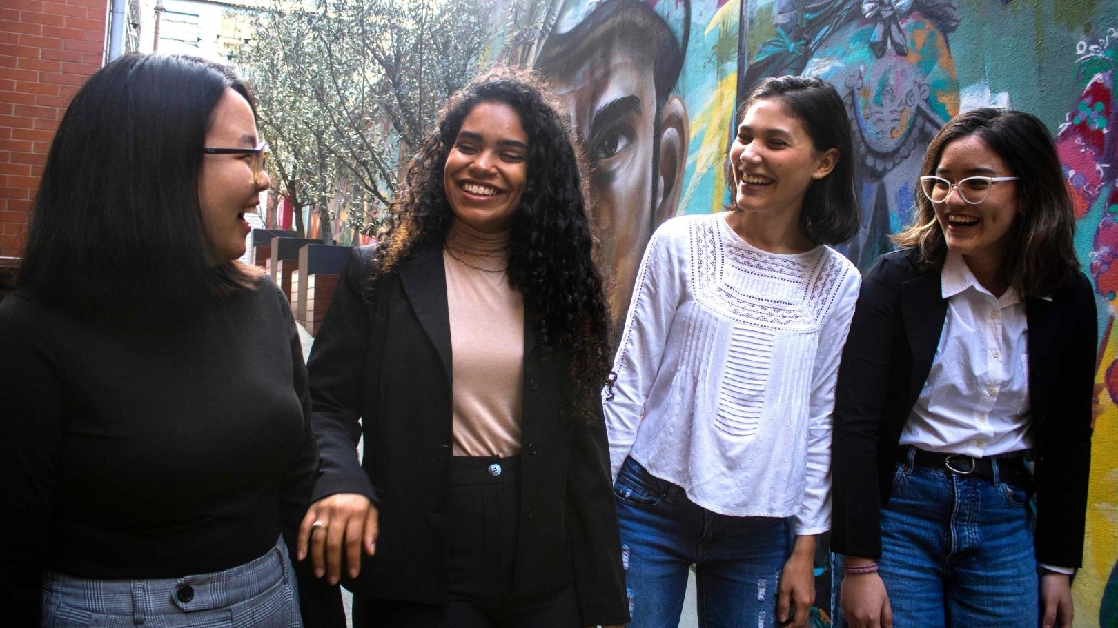 Grupo de alunos caminhando no corredor da faculdade