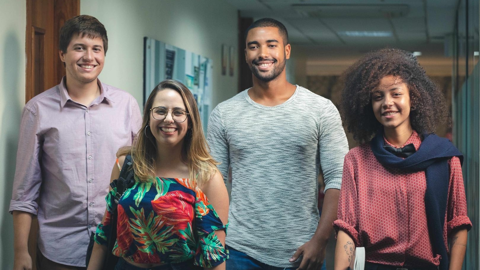 Grupo de alunos caminhando no corredor da faculdade