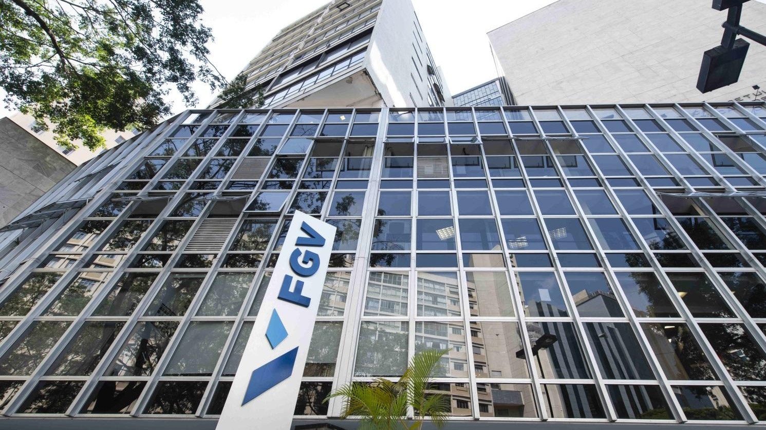 Fachada diurna da Sede da FGV EESP