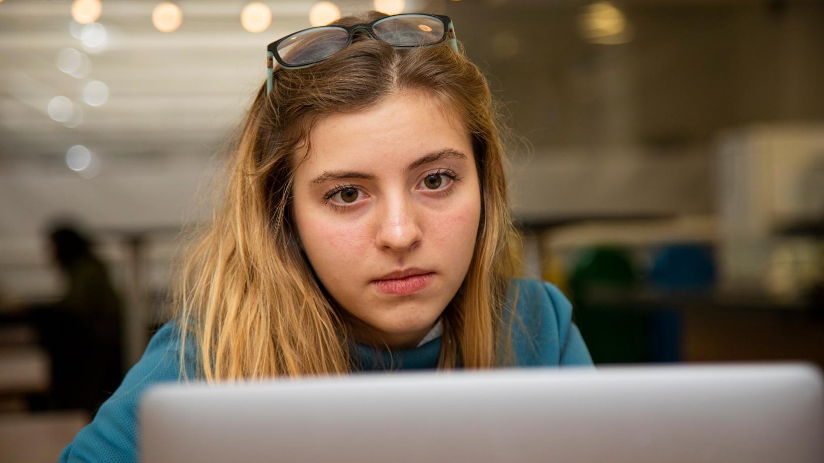 aluna da fgv estudando diante do notebook