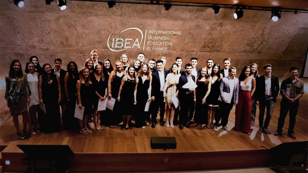 Grupo de alunos da FGV selecionados no IBEA