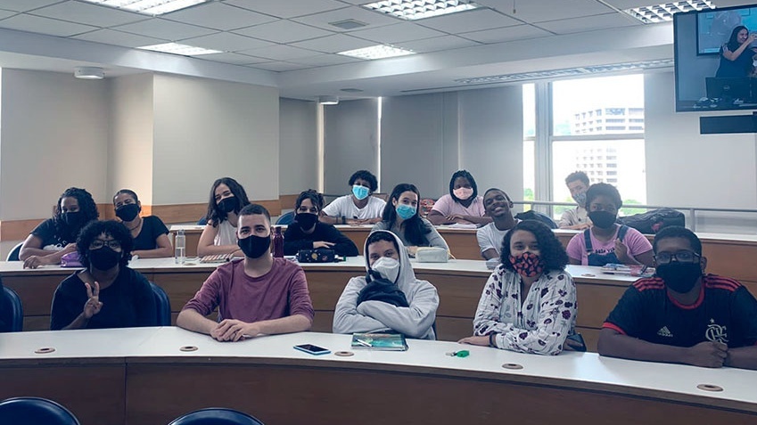 Grupo de alunos sentados estudando na FGV