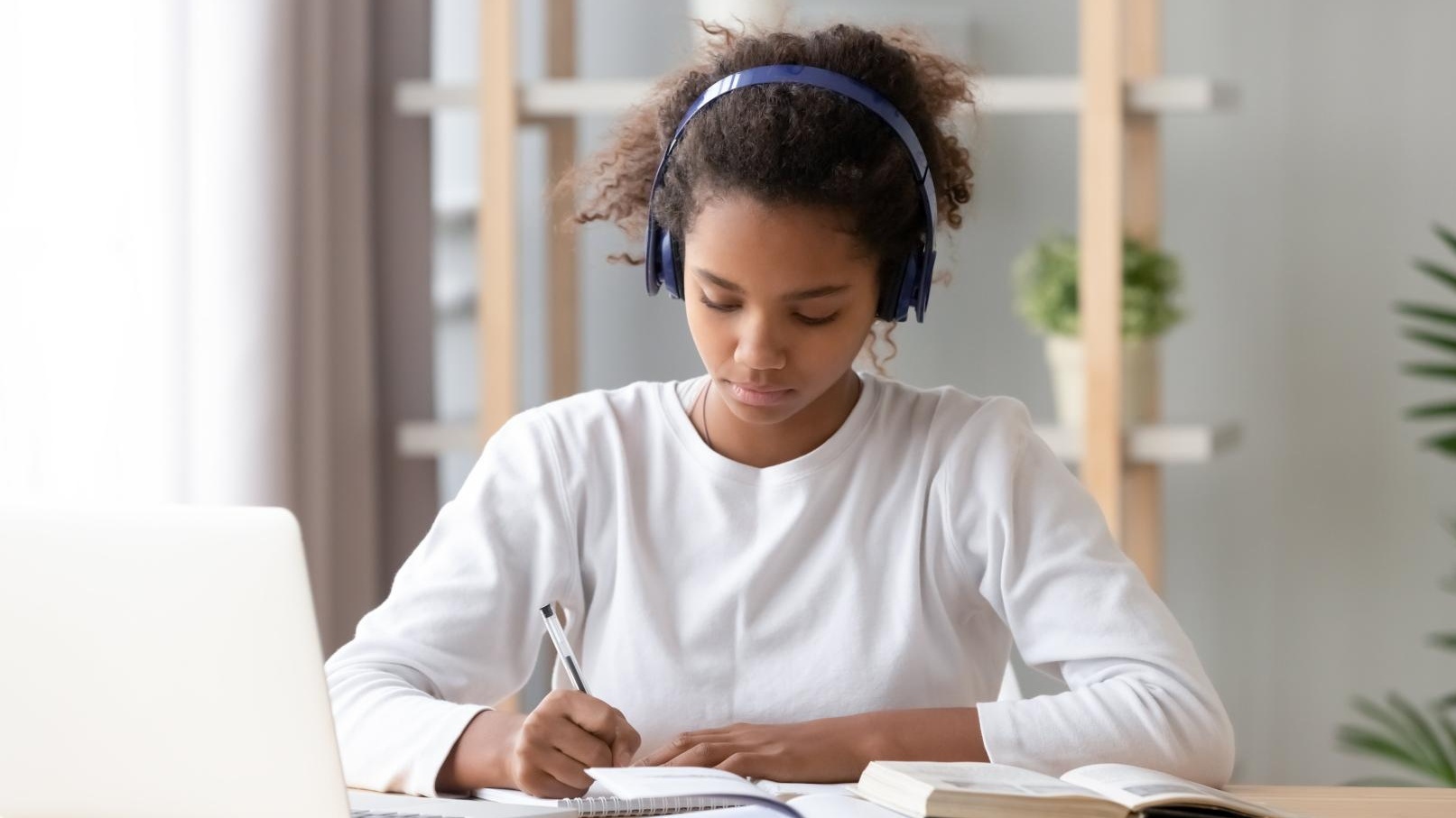 menina estudando com fone de ouvido