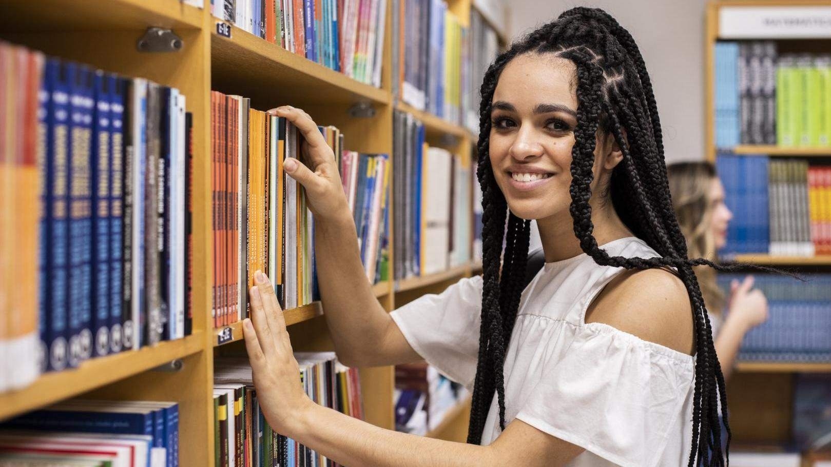 aluna na biblioteca fgv