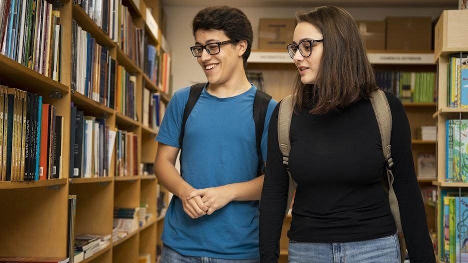 aluna na biblioteca fgv