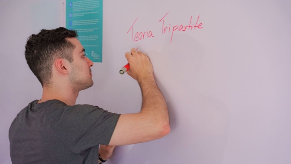 Aluno em sala de aula curso de Direito 