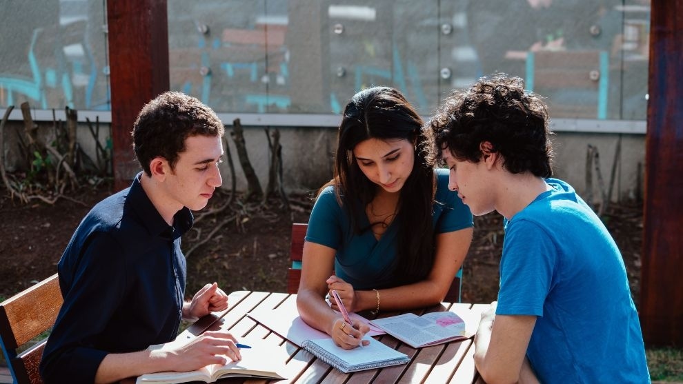 três alunos estudando