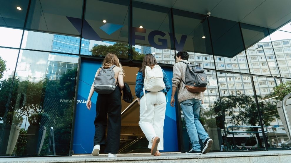 três alunos entrando na FGV