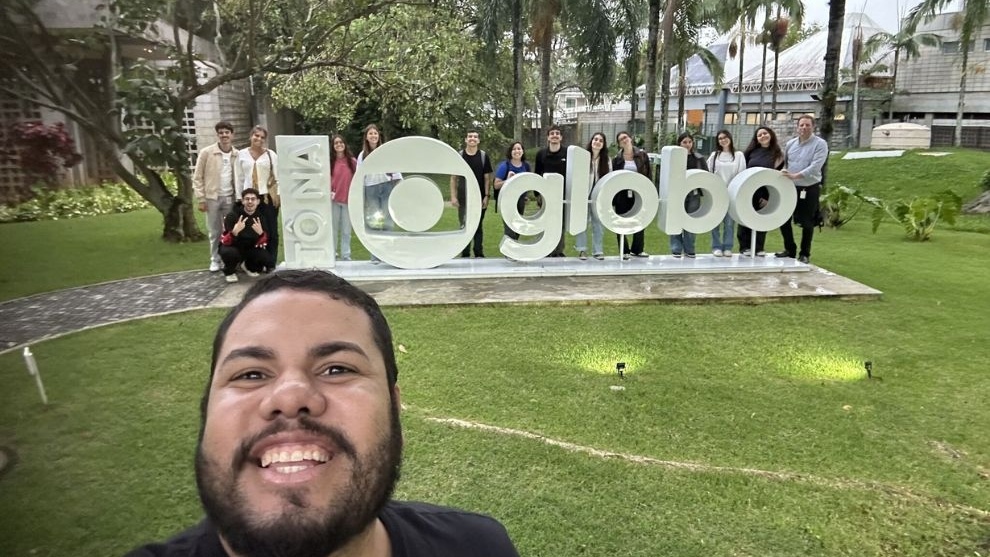 alunos reunidos nos estúdios Blobo