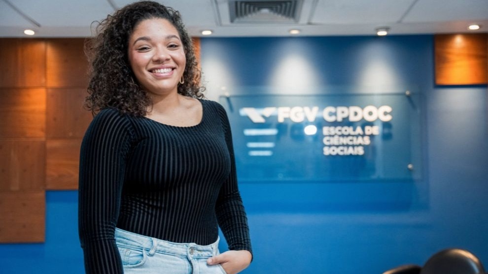 aluna em pé na sala do FGV CPDOC