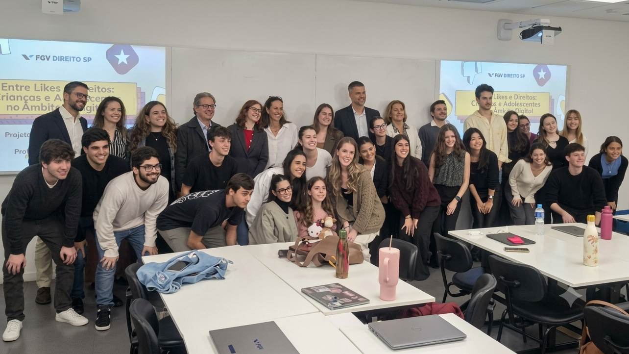 alunos reunidos em sala de aula sorrindo para foto