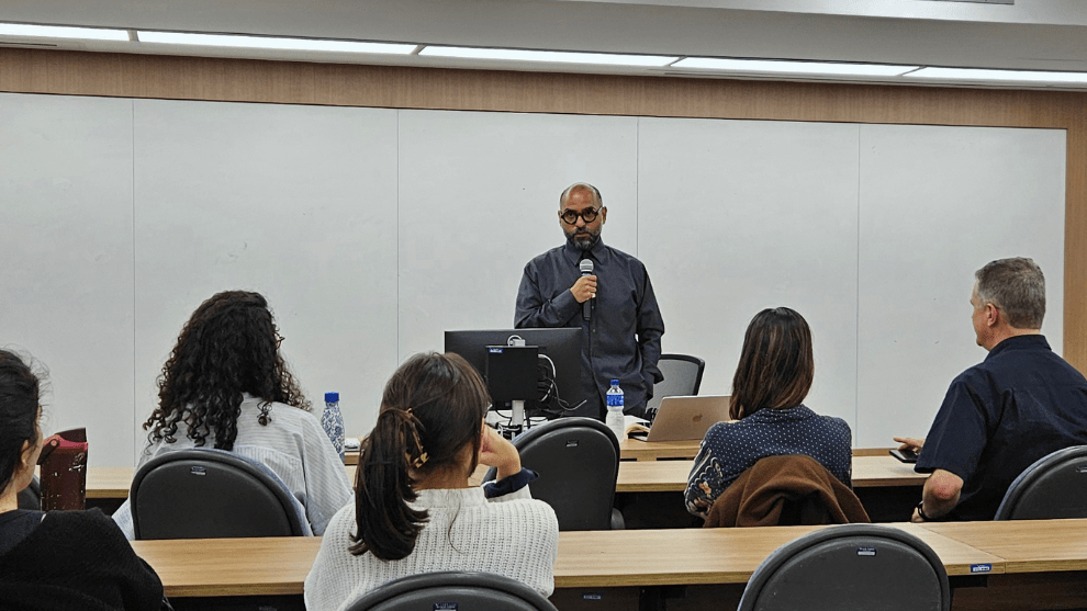 Michel Alcoforado dando aula em sala de aula