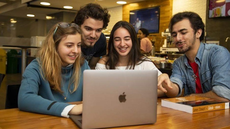 estudantes no notebook fgv