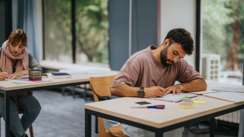 alunos estudando