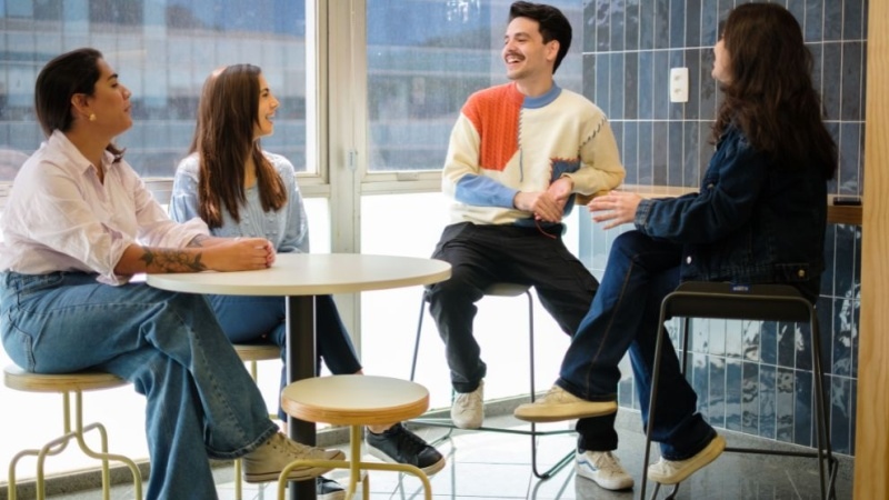 alunos sentados reunidos conversando informalmente