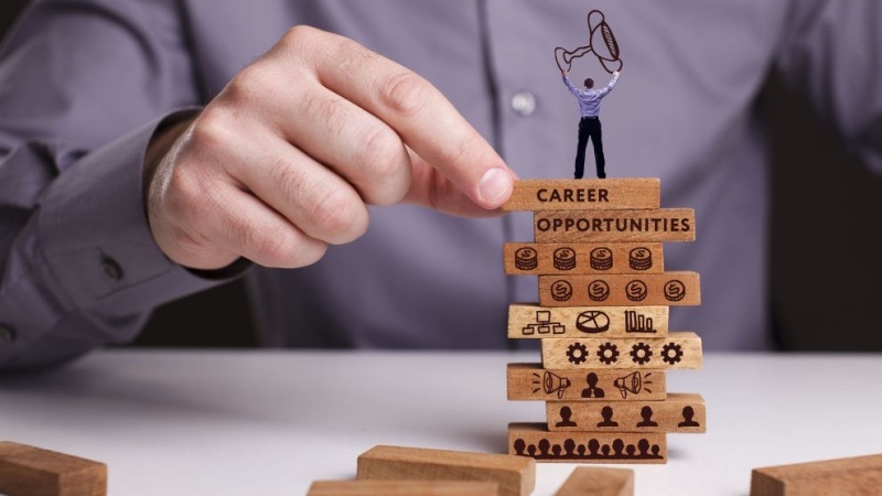 homem apontando para oportunidades e carreira