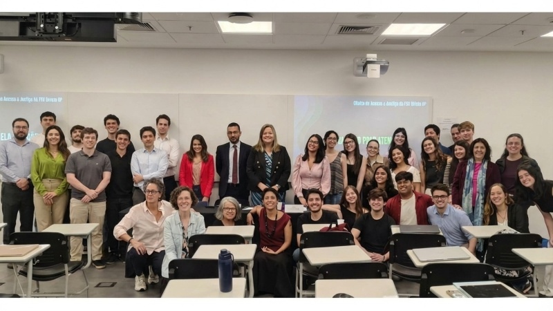 alunos reunidos em pé em sala de aula
