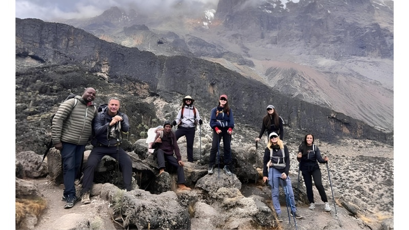 alunos no alto da montanha na expedição