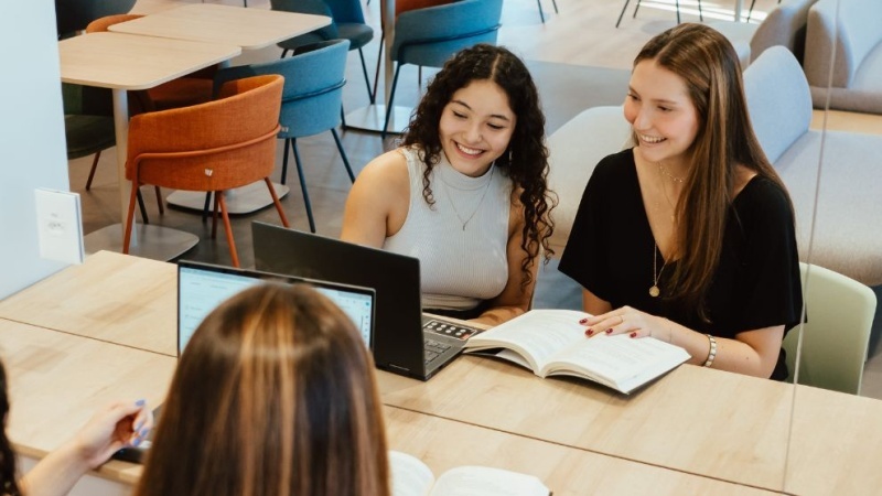 três alunas estudando