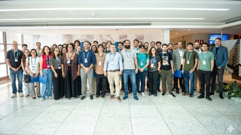 alunos e professores reunidos em pé 