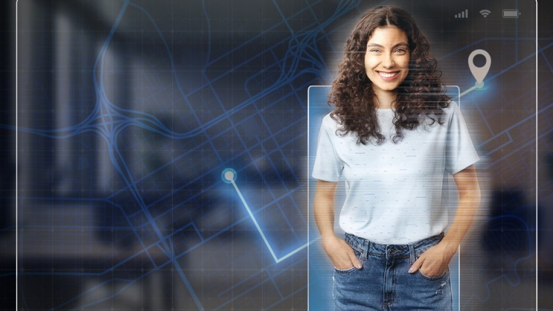 Jovem sorridente em ambiente tecnológico, com sobreposição de mapa digital, linhas de conexão e ícones de geolocalização, representando inovação, tecnologia e análise de dados.