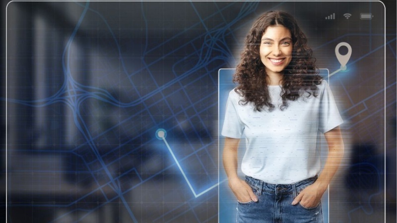 Mulher sorridente diante de uma interface digital com mapa, linhas de conexão e ícone de localização.