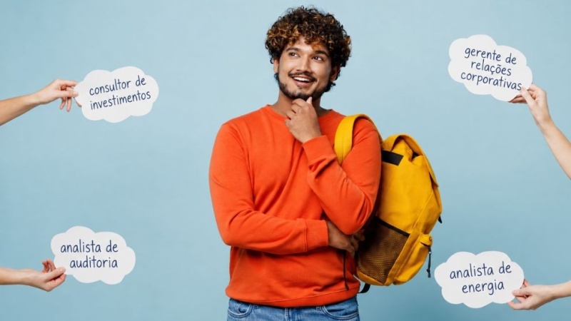 Jovem com blusa laranja e mochila amarela, cercado por placas com diferentes opções de carreira.