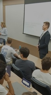 Professor e alunos em sala de aula
