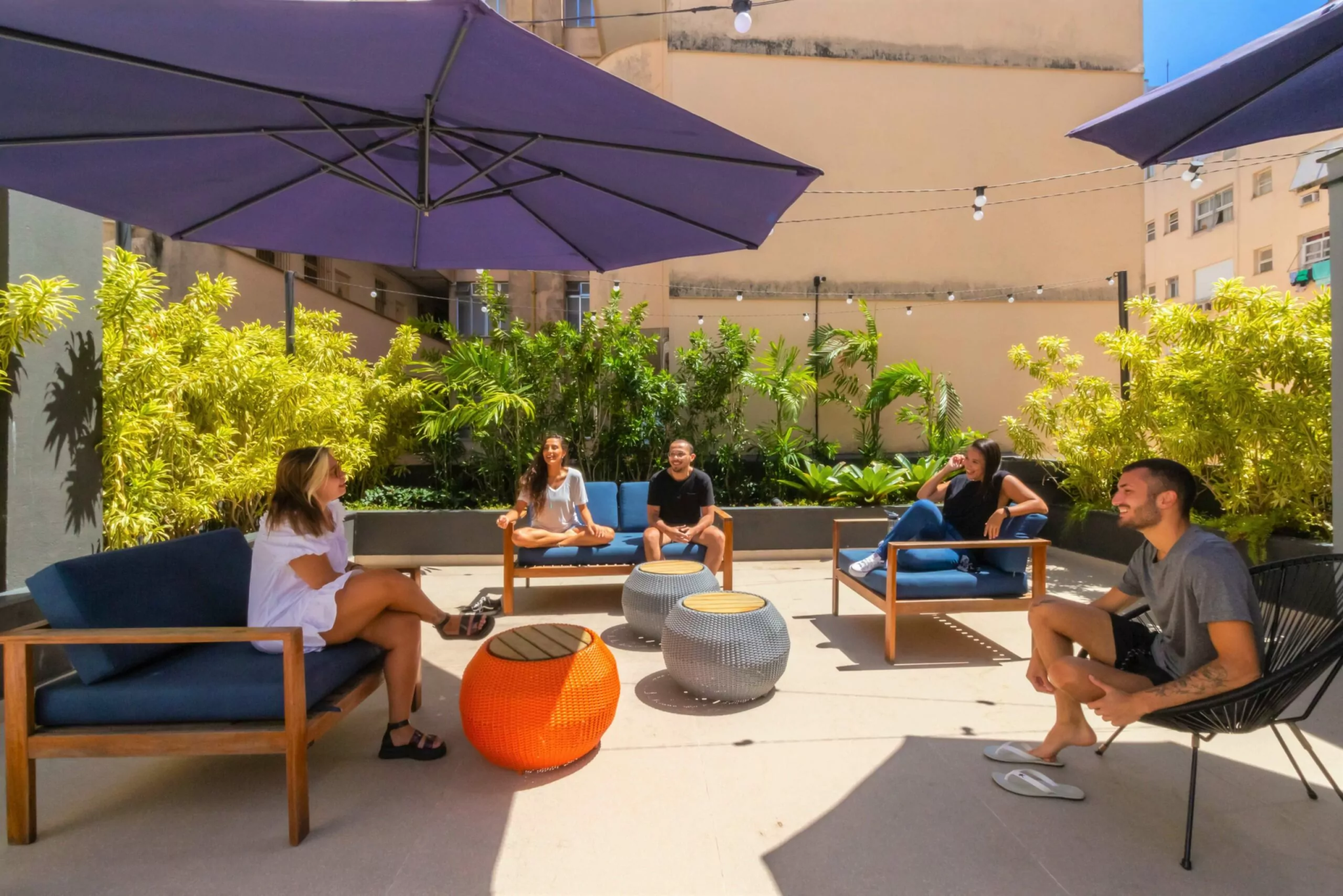 Jovens sentados e conversando no rooftop do Uliving