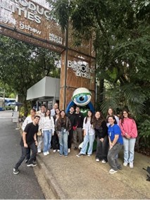 Alunos reunidos visitando os estúdios Globo