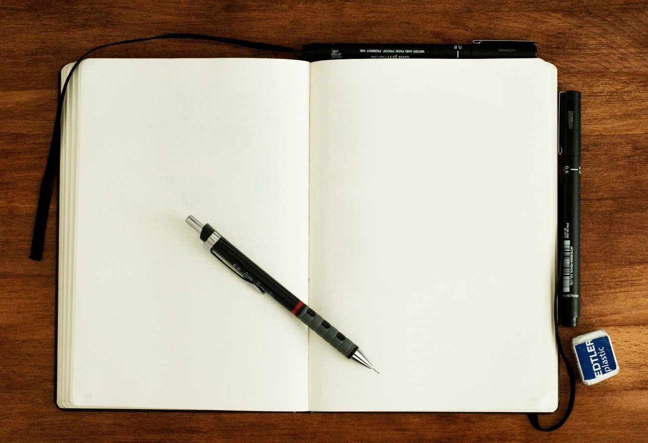 caderno em branco com uma lapiseira em cima