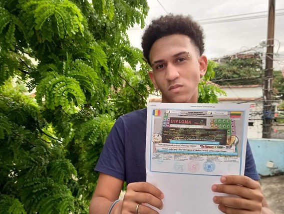 aluno mostrando o seu diploma