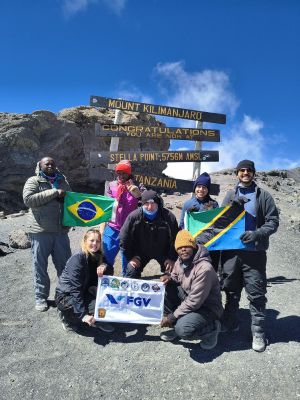 alunos no alto da montanha