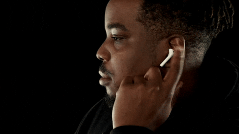 homem negro colocando o dedo no fone de ouvido