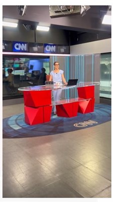 âncora apresentando telejornal