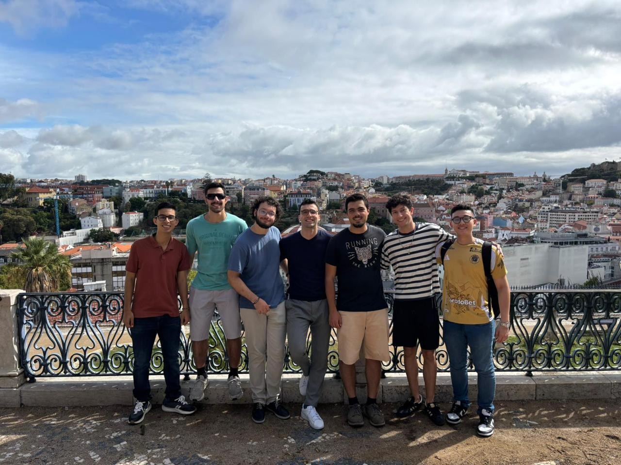 alunos reunidos em pé