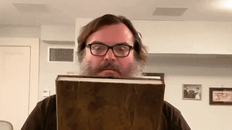 homem abrindo livro