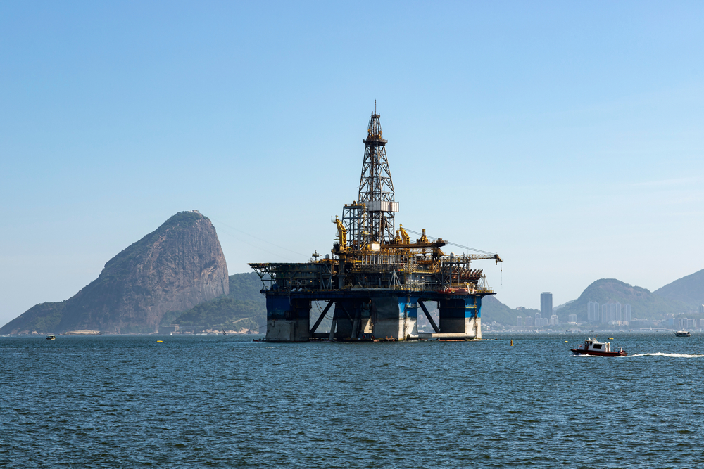 Plataforma de extração de petróleo no meio do mar do Rio de Janeiro