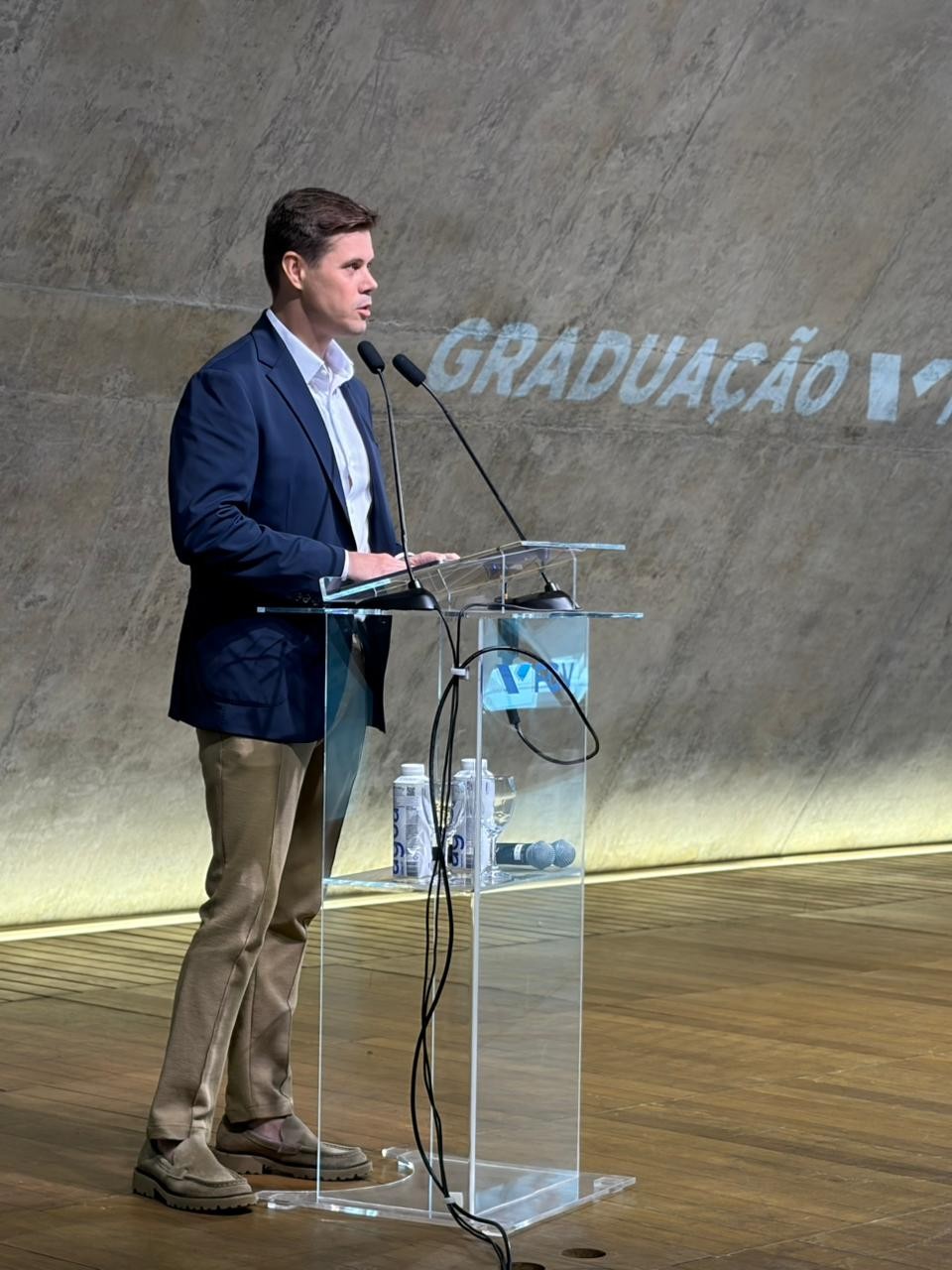 professor falando no evento Experiência FGV